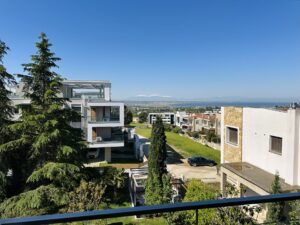 &Mu;&epsilon;&zeta;&omicron;&nu;έ&tau;&alpha; The Family &epsilon;&iota;&kappa;ό&nu;&alpha; 4